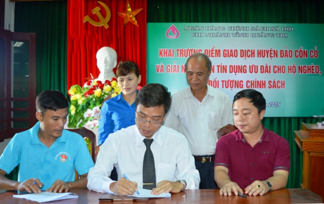Lần đầu tiên khai trương Điểm giao dịch Ngân hàng chính sách xã hội tại Cồn Cỏ Quảng Trị